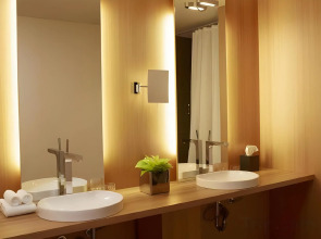 Le Germain Hotel Maple Leaf Square