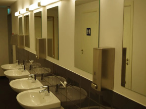 Spoton Hostel & Sportsbar