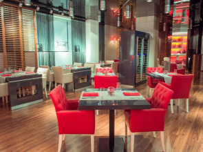 Отель Chirag Plaza Hotel & Business Center