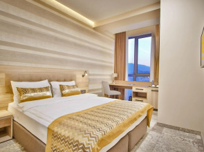 Амери Плаза