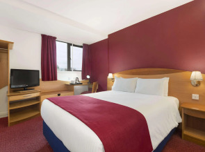 Waterloo Hub Hotel & Suites