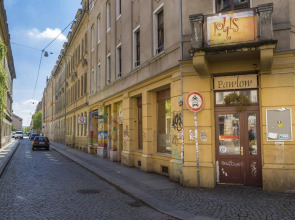 Lollis Homestay - Hostel