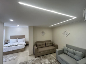 The Gate Hotel Front Pyramids & Sphinx View