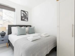 Luminous 2 Bed Balcony Flat in Islington