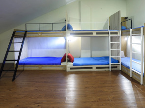 SPOT ON 90236 Zigzag Travellers Home - Hostel