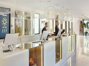 Отель INNSiDE by Melia Barcelona Apolo