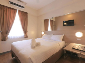 Red Planet Makati Amorsolo