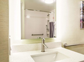 La Quinta Inn & Suites by Wyndham New Orleans Downtown