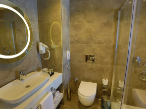 B Business Hotel & Spa