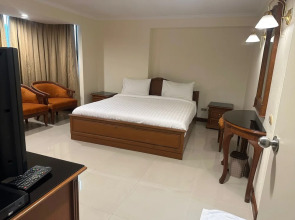 Апартаменты Omni Tower Direct Rooms Sukhumvit Soi 4