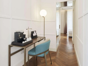 De Bonart Naples, Curio Collection by Hilton