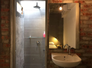 The Frame Guesthouse - Hostel