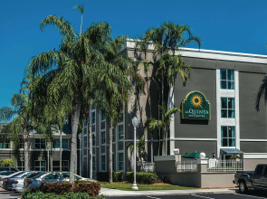 La Quinta Inn & Suites by Wyndham Plantation at SW 6th St