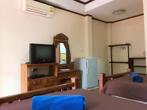 Jungle Hut Bungalows & Hotel