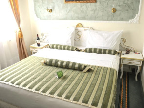 Queen's Astoria Design Hotel