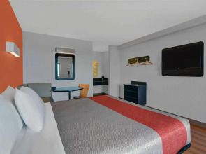 Motel 6 Cutler Bay, FL