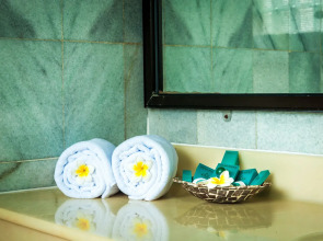 Отель Melasti Kuta Beach Hotel and Spa