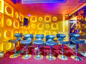 Fabhotel White Klove