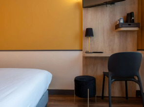 Kyriad Paris 10 - Canal Saint Martin - République