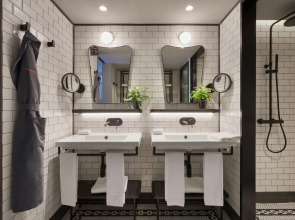 Отель Canopy by Hilton Madrid Castellana