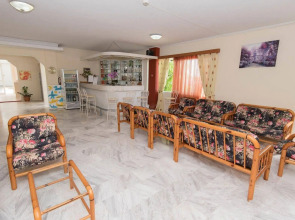 Leonidas Hotel and Studios