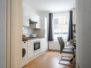 Liverpool Street 2BR City Apartment