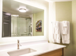 La Quinta Inn & Suites by Wyndham New Orleans Downtown