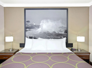 Super 8 by Wyndham Los Angeles-Culver City Area