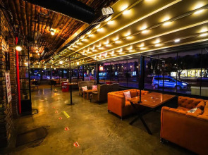 Voswos Garage Coffee & Hotel