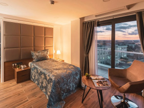 Novel Centre Point Hotel