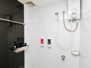 RedDoorz near Bambang Station