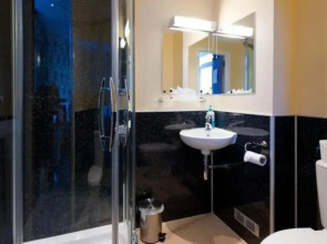 Number 44 Hotel & Bar