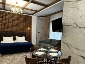 Апартаменты в отеле Red Wood (Ред Вуд)