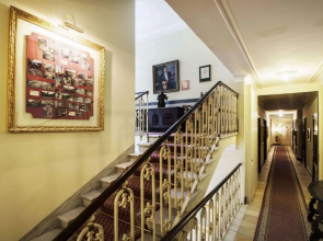 International au Lac Historic Lakeside Hotel