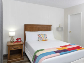 The Sojourn Los Angeles - Sherman Oaks