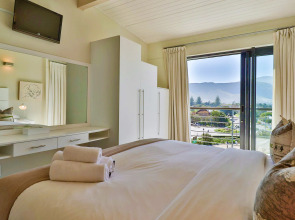 Отель Whale Coast All-Suite-Hotel