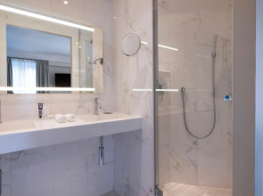 Renaissance Paris Arc de Triomphe Hotel