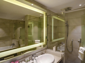 Отель Crowne Plaza Nairobi Airport, an IHG