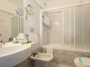 Отель IH Milano Ambasciatori