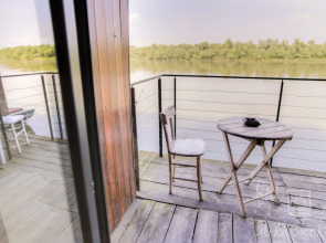 ArkaBarka Floating Hostel and Apartments