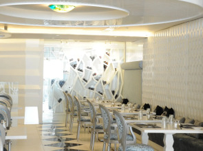 Adams Beach Hotel & Spa