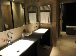 Отель IH Milano Ambasciatori