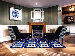 Carlton Ambassador Hotel