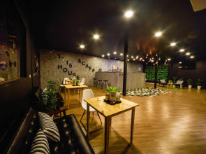 1715 House - White Rhino