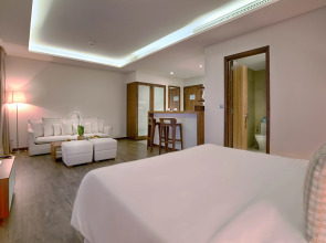 A La Carte Da Nang Beach