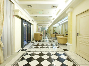 Queen's Court Hotel & Residence