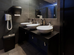 Airhostel Barcelona Airport 24h