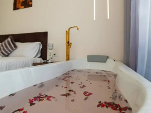 Shadow Pyramids View INN