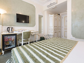 Queen's Astoria Design Hotel