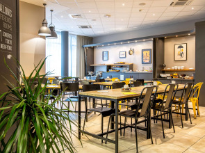 Best Western Plus Suitcase Paris La Defense